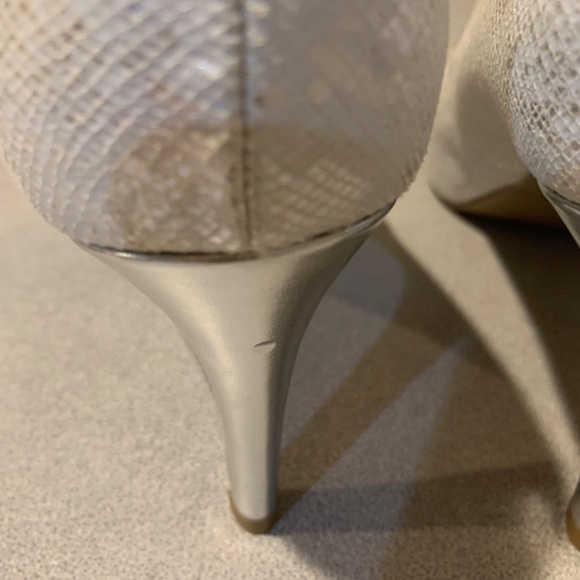 NWOB Tahari Regal White/Silver Snakeprint Platform Pumps sz 8.5 M - Picture 6 of 7